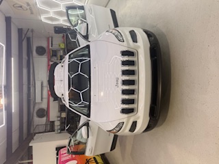 Used 2017 Jeep Cherokee Latitude FWD image 2