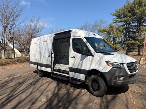 Used 2024 Mercedes-Benz Sprinter 2500 image 4