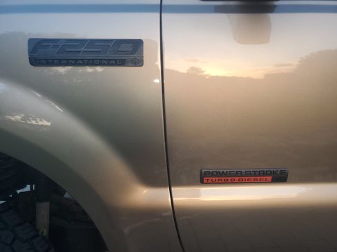 Used 2005 Ford F250 XLT AWD/4WD image 10