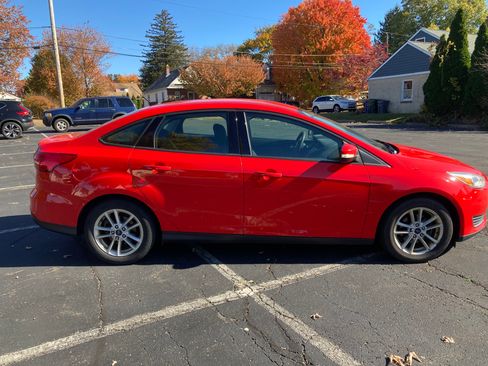 Used 2017 Ford Focus SE image 9