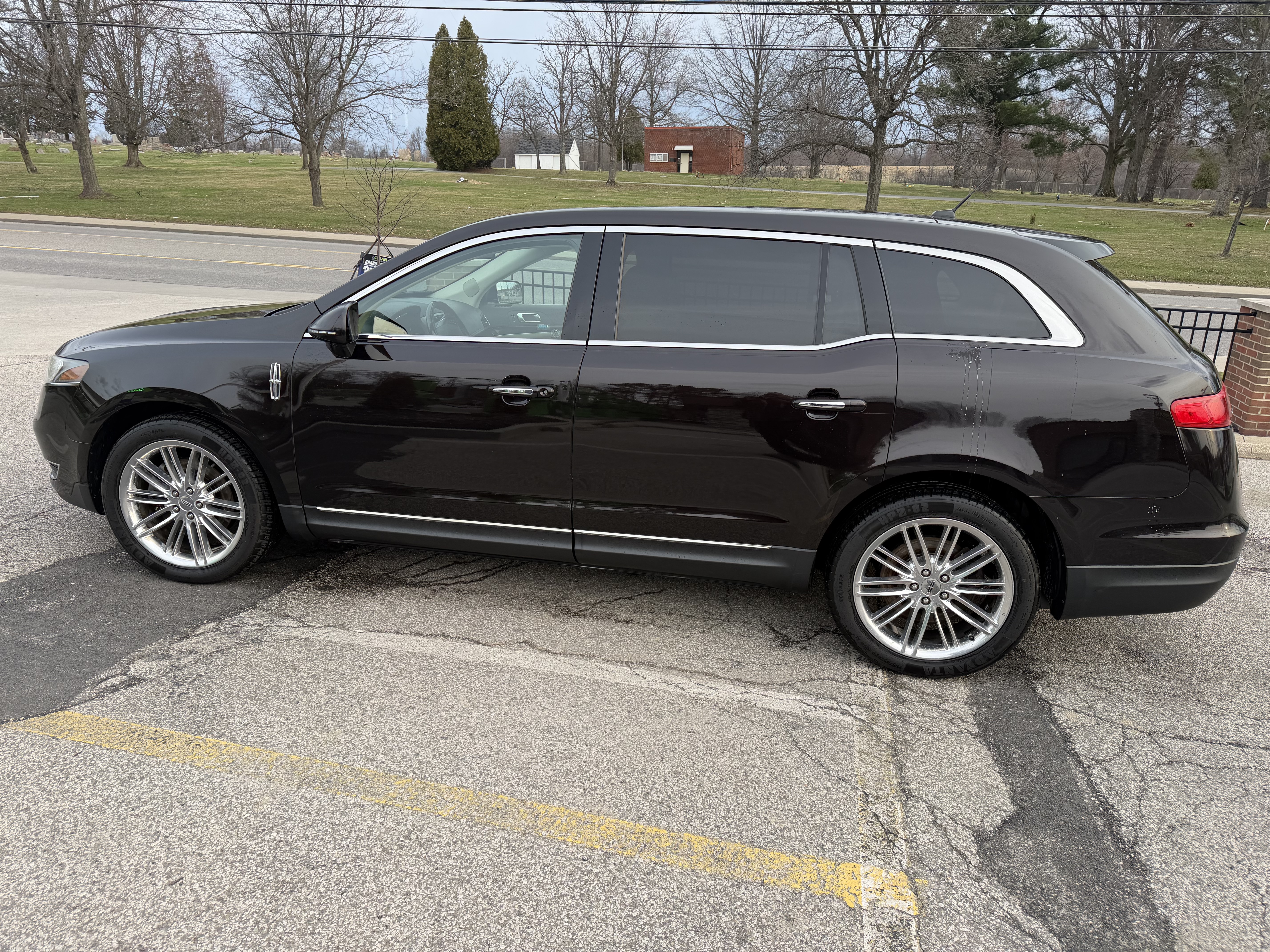 Used 2013 Lincoln MKT AWD image 1