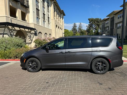 Used 2020 Chrysler Pacifica Touring w/ Advanced Safetytec Group image 4