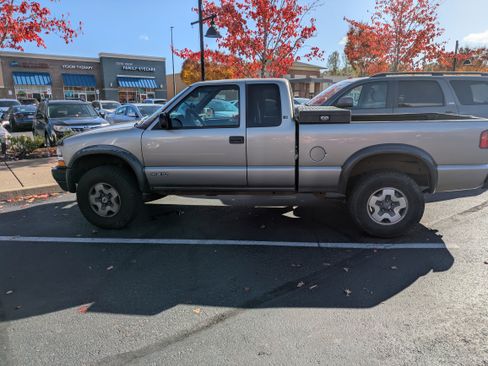 Used 2000 Chevrolet S10 Pickup 4x4 Extended Cab w/ Preferred Equipment Group image 2