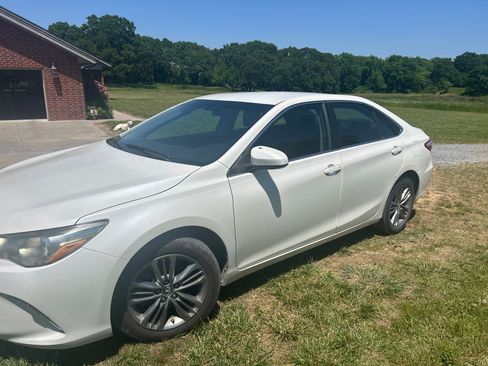 Used 2015 Toyota Camry SE FWD image 2