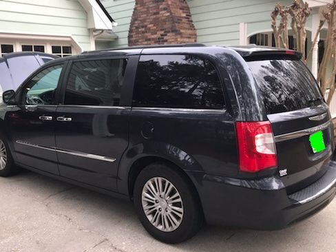 Used 2014 Chrysler Town & Country Touring-L w/ Driver Convenience Group image 2