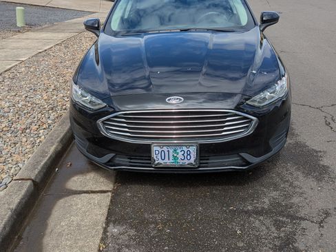 Used 2020 Ford Fusion SE image 1