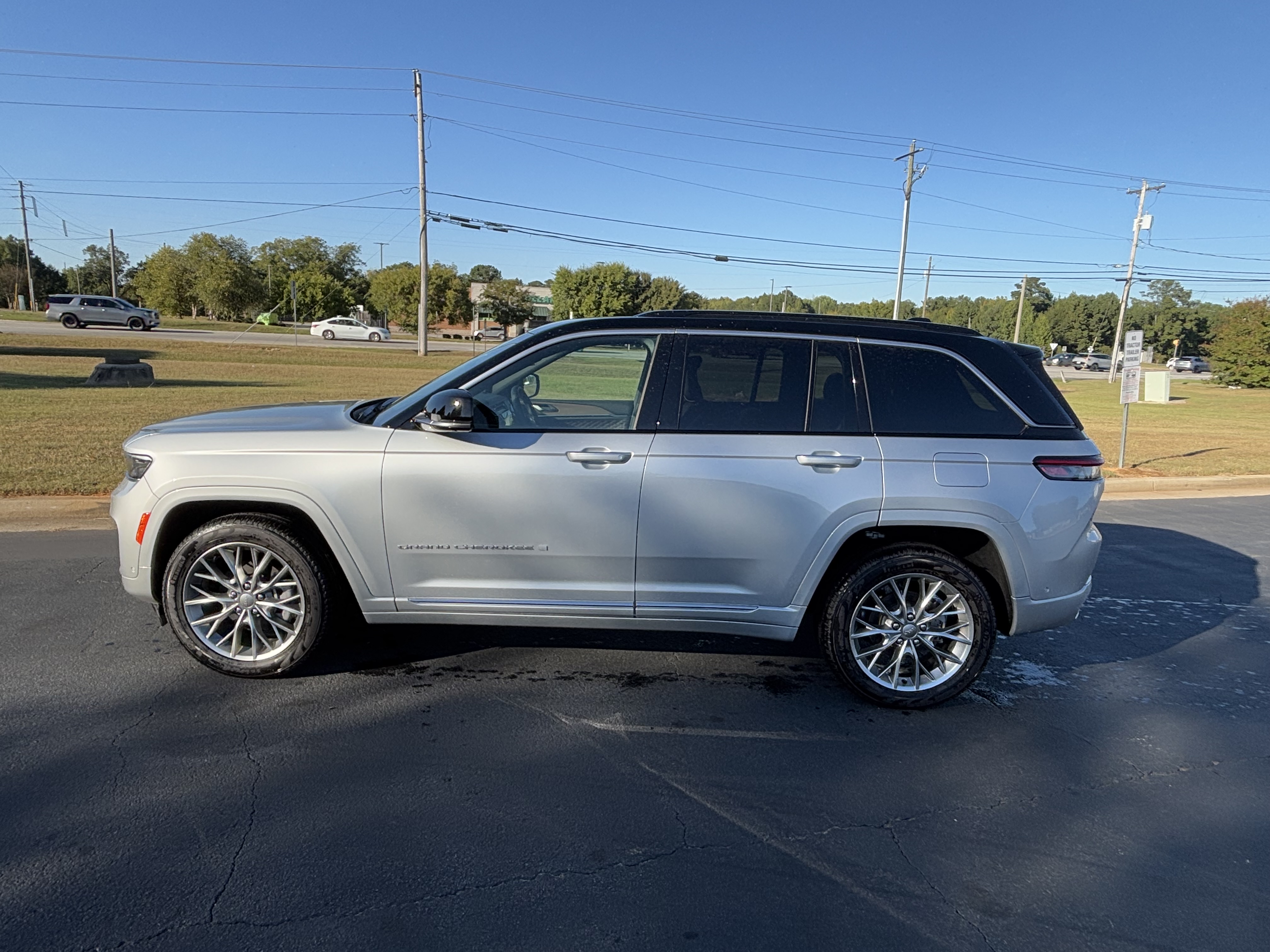 Used 2025 Jeep Grand Cherokee Summit w/ Adv Protech Group IV AWD/4WD image 2