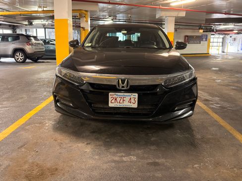 Used 2018 Honda Accord Touring image 2