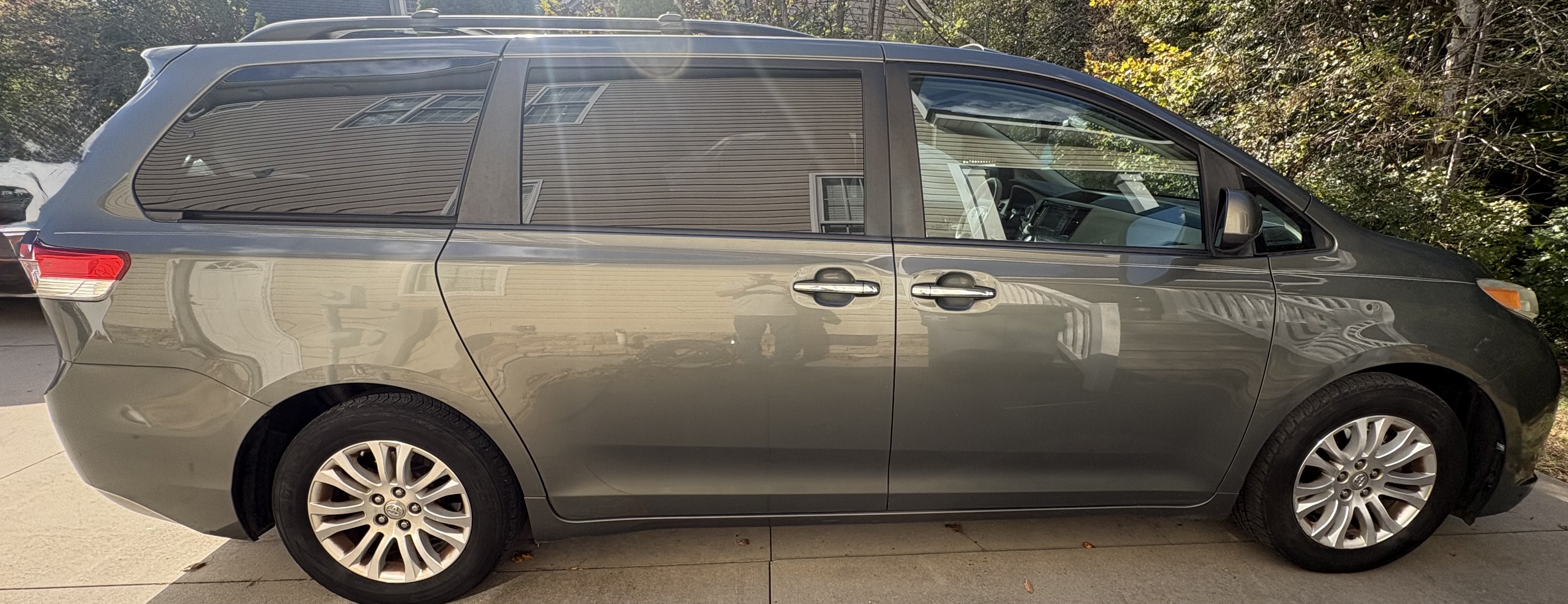 Used 2011 Toyota Sienna XLE FWD image 5