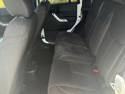 Used 2016 Jeep Wrangler Unlimited Sahara w/ Connectivity Group image 11