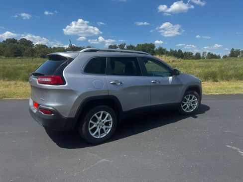 Used 2018 Jeep Cherokee Latitude Plus FWD image 4