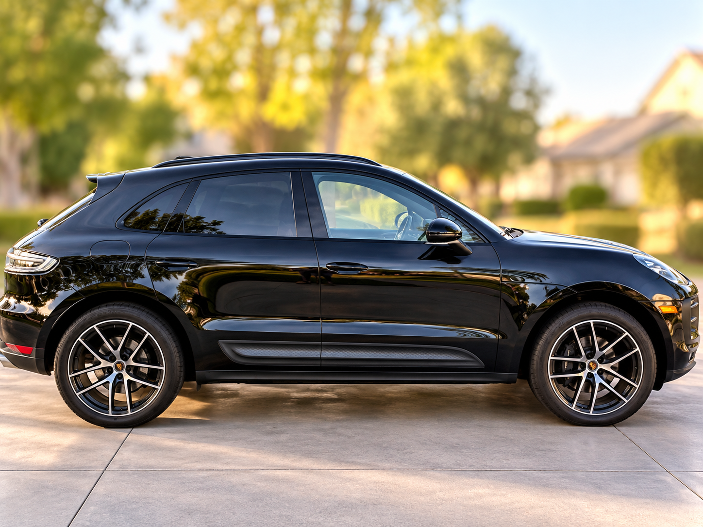 Used 2024 Porsche Macan AWD/4WD image 2