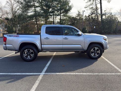 Used 2017 Toyota Tacoma TRD Sport image 4