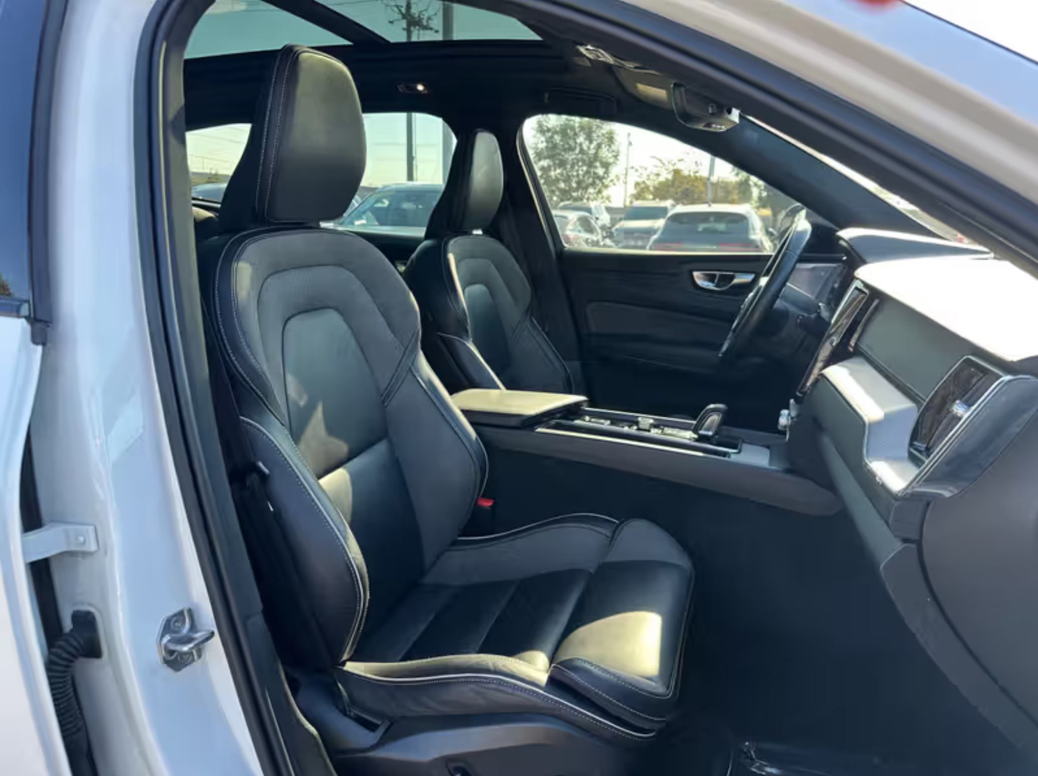 Used 2021 Volvo XC60 T8 R-Design w/ Advanced Package AWD/4WD image 13