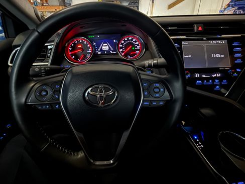 Used 2018 Toyota Camry XSE image 6