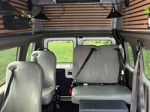 Used 2010 Ford E-350 and Econoline 350 Extended Super Duty image 18