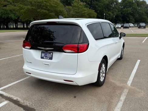 Used 2022 Chrysler Voyager LX FWD image 5