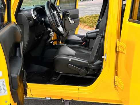 Used 2015 Jeep Wrangler Unlimited Sahara image 22