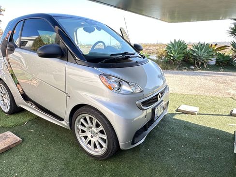 Used 2014 smart fortwo pure RWD image 2