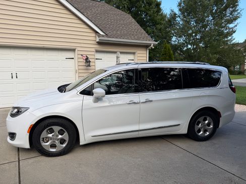Used 2017 Chrysler Pacifica Touring-L Plus w/ Advanced Safetytec Group FWD image 8