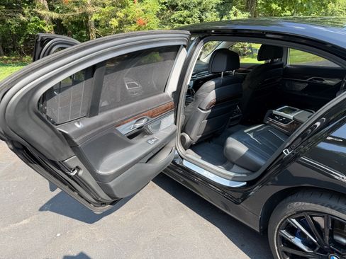 Used 2020 BMW M760i xDrive w/ Luxury Rear Seating Package AWD/4WD image 12