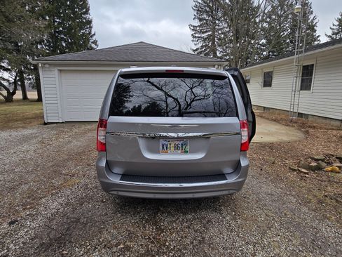 Used 2013 Chrysler Town & Country Touring-L w/ Driver Convenience Group image 4