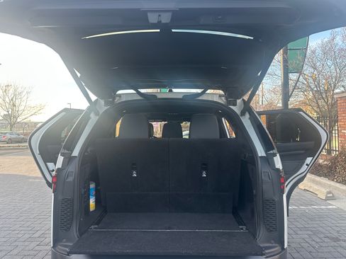 Used 2023 Land Rover Discovery S image 25