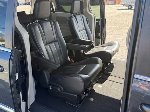 Used 2014 Chrysler Town & Country Touring image 11