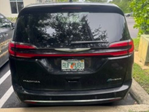 Used 2022 Chrysler Pacifica Touring-L FWD image 2