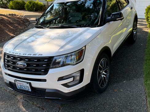 Used 2016 Ford Explorer Sport w/ Equipment Group 401A image 2