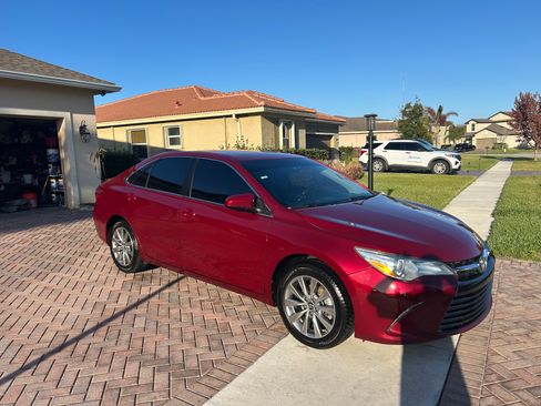 Used 2016 Toyota Camry XLE image 1