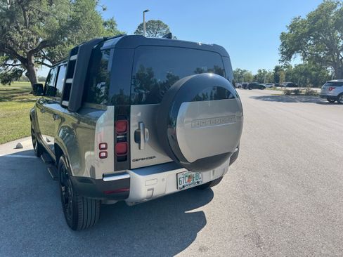 Used 2025 Land Rover Defender 110 S image 4