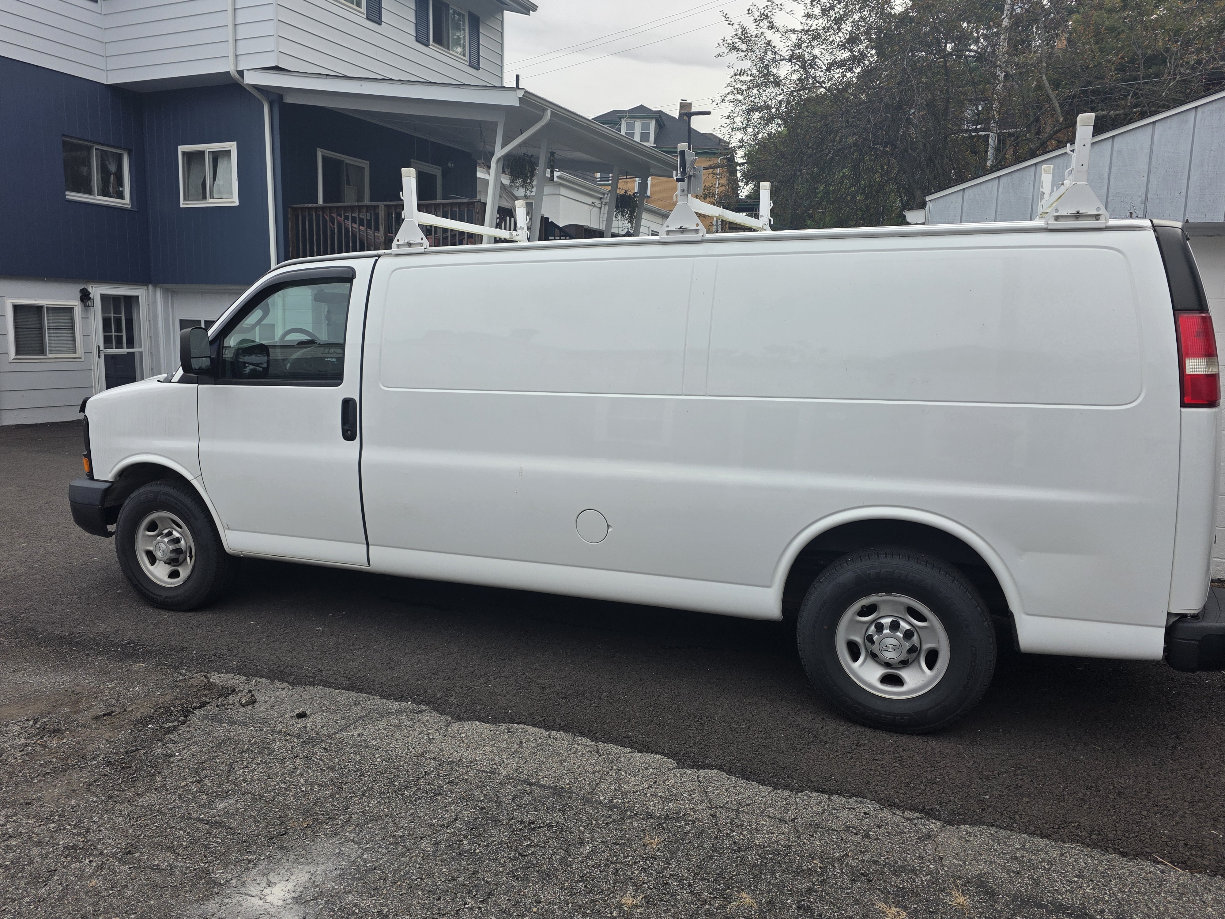 Used 2016 Chevrolet Express 3500 Extended RWD image 2