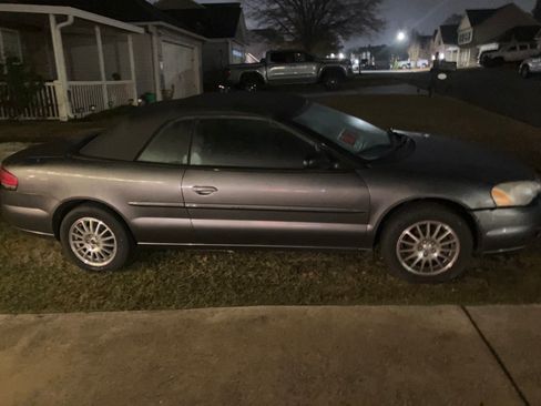 Used 2005 Chrysler Sebring Touring image 2