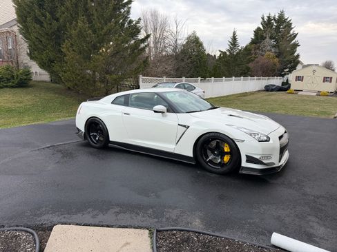 Used 2016 Nissan GT-R Premium image 1