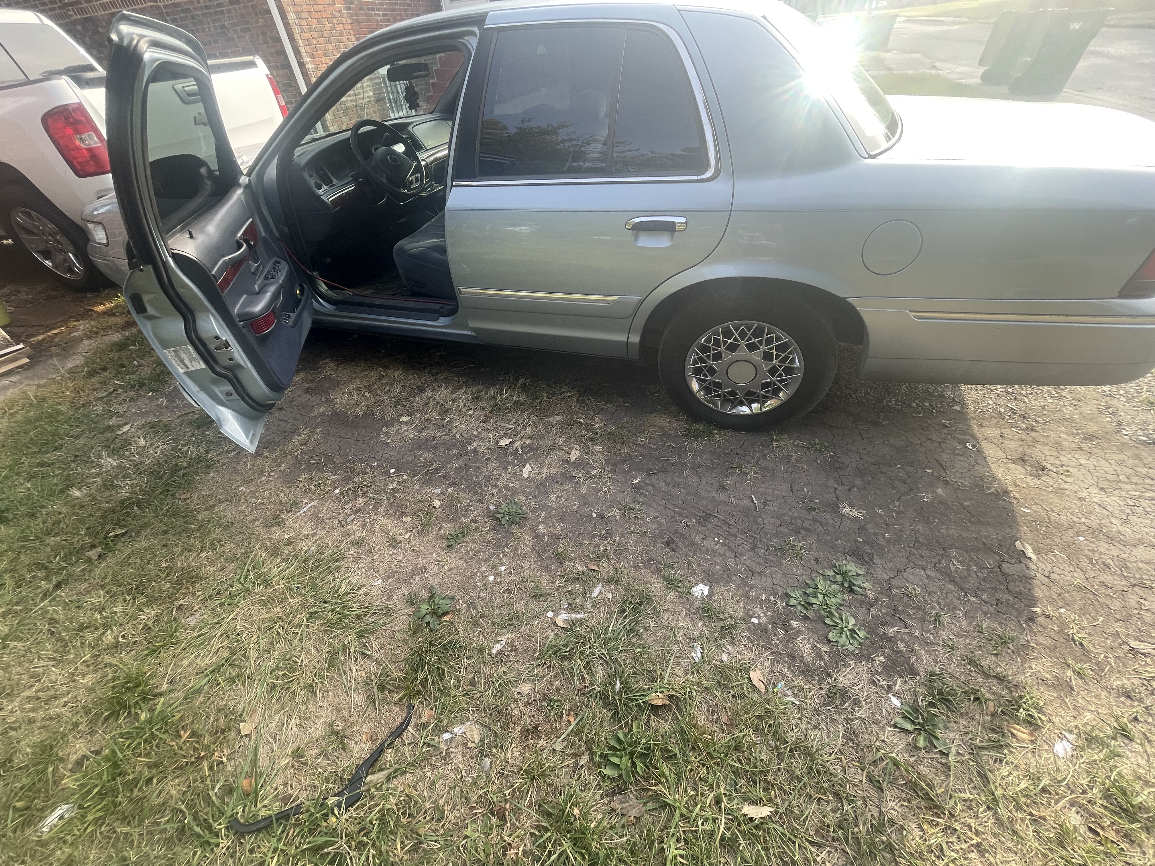Used 2002 Mercury Grand Marquis GS RWD image 2