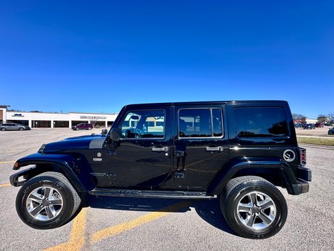 Used 2016 Jeep Wrangler Unlimited Sahara image 2