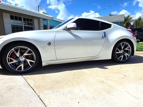 Used 2014 Nissan 370Z Touring w/ Sport Package image 2
