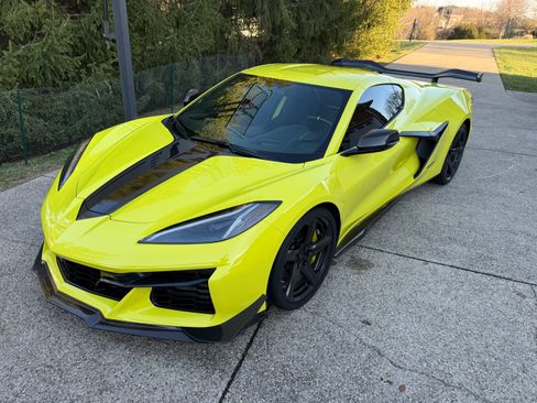 Used 2023 Chevrolet Corvette Z06 w/ Z07 Performance Package image 2