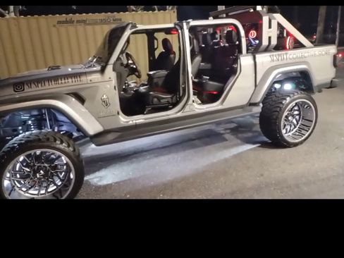Used 2020 Jeep Gladiator Overland image 2