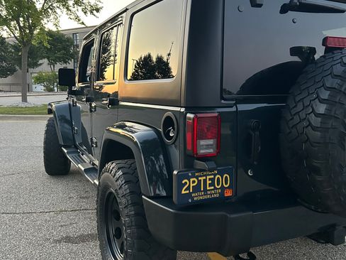 Used 2016 Jeep Wrangler Unlimited Sahara w/ Connectivity Group AWD/4WD image 15