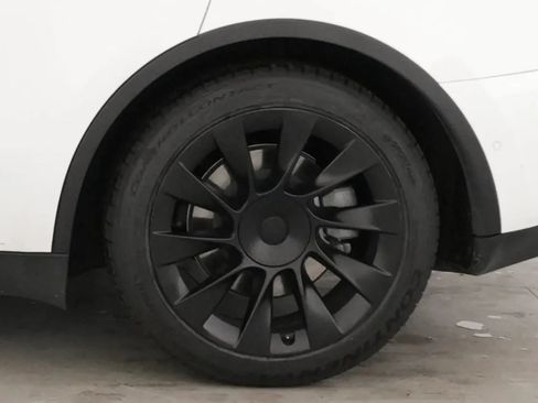 Used 2021 Tesla Model Y Long Range image 11