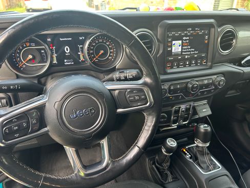 Used 2019 Jeep Wrangler Unlimited Sahara image 5