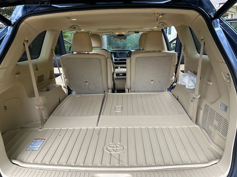 Used 2017 Toyota Highlander XLE image 14