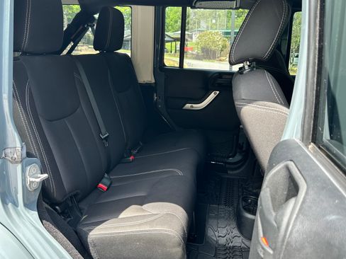 Used 2015 Jeep Wrangler Unlimited Sahara w/ Connectivity Group AWD/4WD image 17