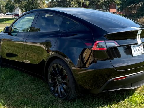 Used 2021 Tesla Model Y Performance image 10