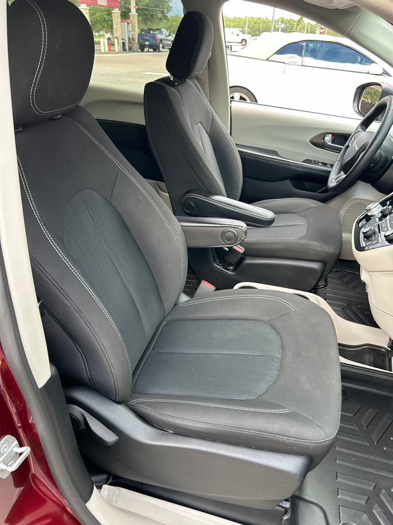 Used 2020 Chrysler Voyager L FWD image 19