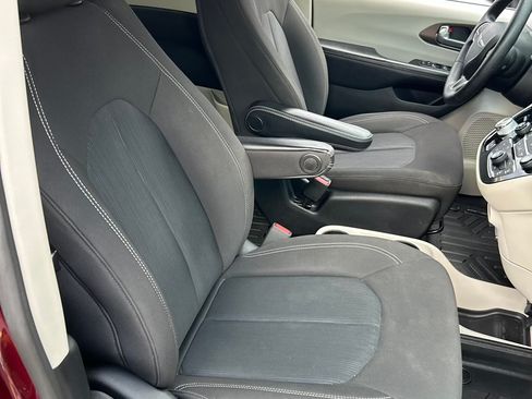 Used 2020 Chrysler Voyager L FWD image 19
