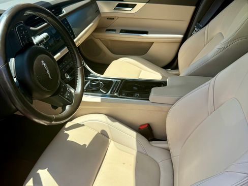 Used 2017 Jaguar XF Premium RWD image 9
