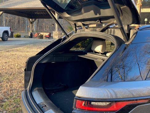 Used 2019 Land Rover Range Rover Velar R-Dynamic SE image 10